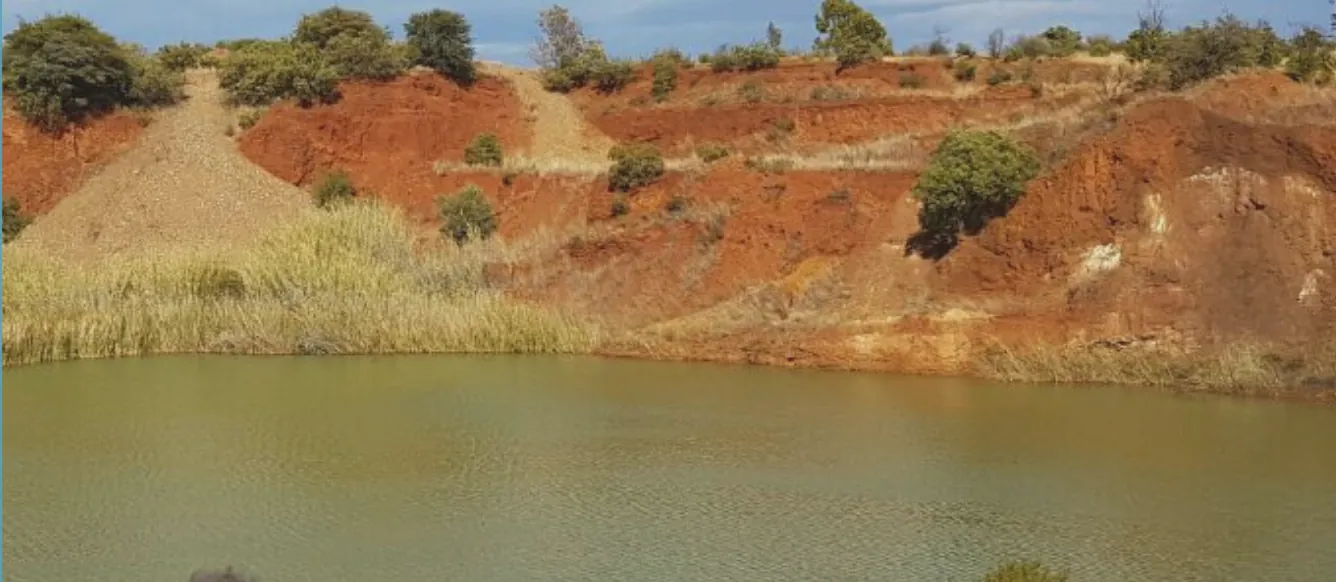 Pienaar's Pothole at Diamond Lakes: standing water below worked red gravel terraces